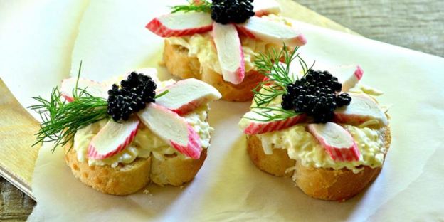 бутерброды с черной икрой и крабовыми палочками
