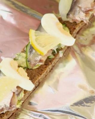 Бутерброды с килькой