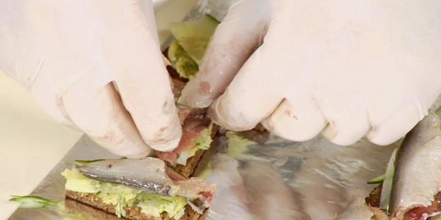 бутерброды с килькой