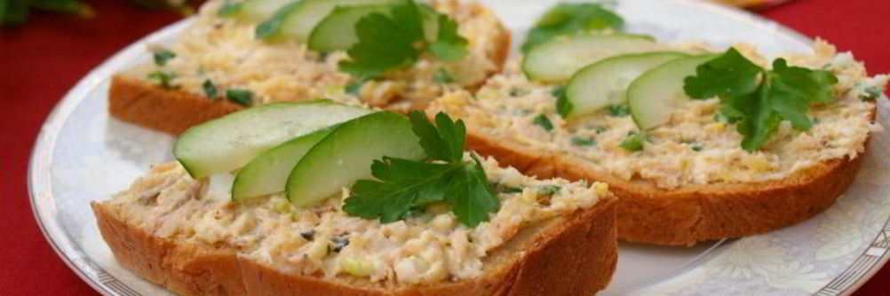Бутерброды с консервированной горбушей, плавленым сыром и яйцом