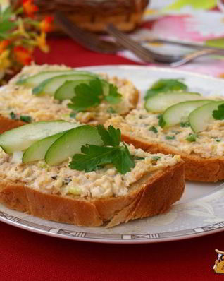 Бутерброды с консервированной горбушей, плавленым сыром и яйцом