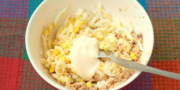 бутерброды с консервированной горбушей, плавленым сыром и яйцом