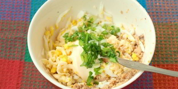 бутерброды с консервированной горбушей, плавленым сыром и яйцом