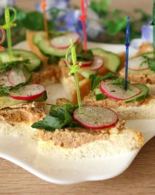 Бутерброды с паштетом и свежими овощами