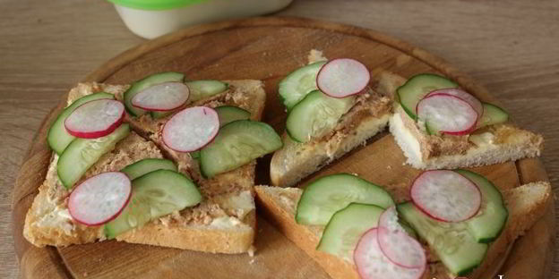 бутерброды с паштетом и свежими овощами