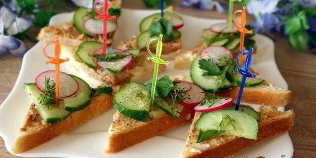 бутерброды с паштетом и свежими овощами