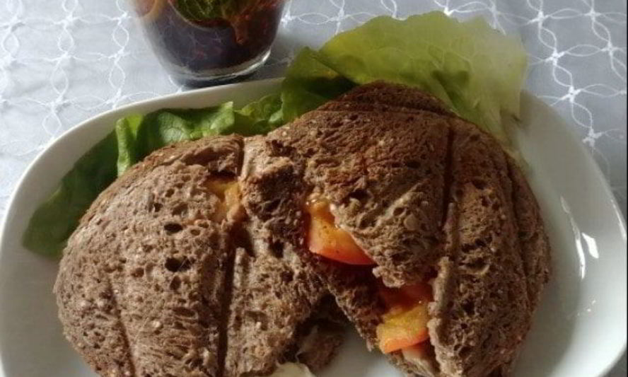 Рецепт бутербродов с помидорами и моцареллой