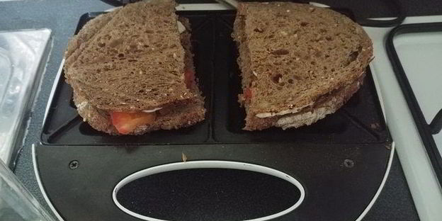 бутерброды с помидорами и моцареллой