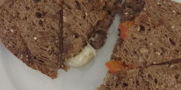 бутерброды с помидорами и моцареллой