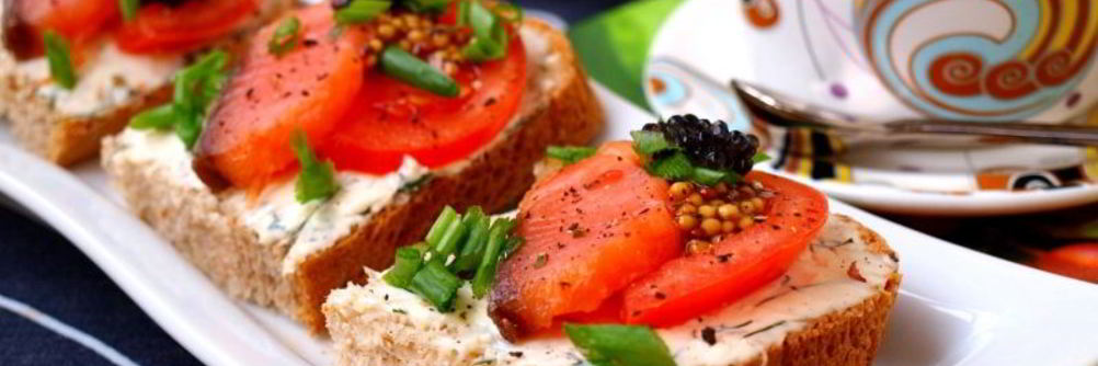 Бутерброды с семгой, помидорами и плавленным сыром