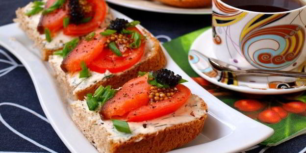 бутерброды с семгой, помидорами и плавленным сыром