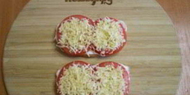 бутерброды с сыром и помидорами