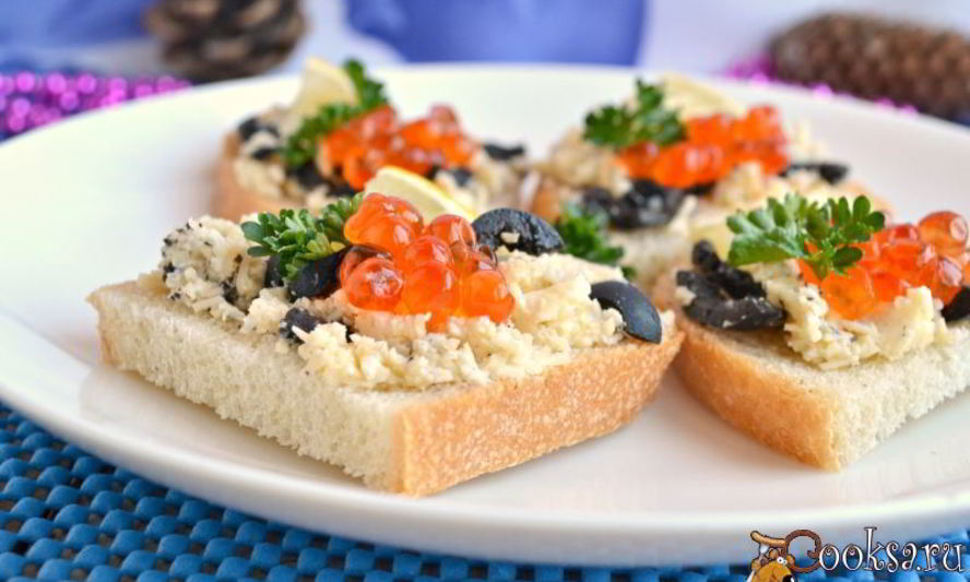 Рецепт бутербродов с сыром, оливками и красной икрой