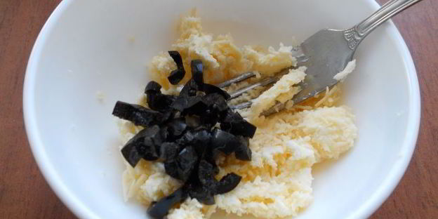 бутерброды с сыром, оливками и красной икрой