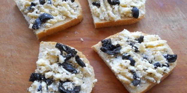 бутерброды с сыром, оливками и красной икрой