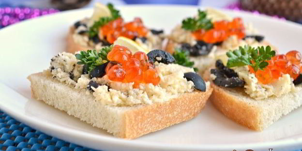бутерброды с сыром, оливками и красной икрой