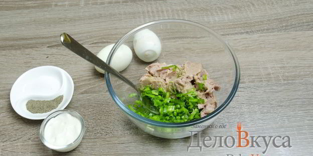 бутерброды с тунцом, яйцом и зеленым луком