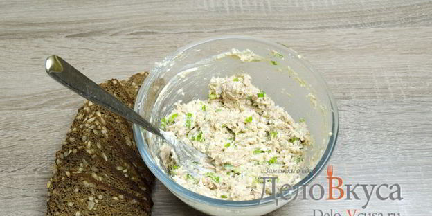 бутерброды с тунцом, яйцом и зеленым луком