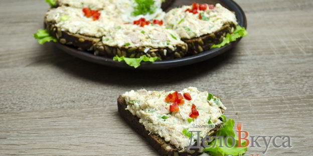 бутерброды с тунцом, яйцом и зеленым луком