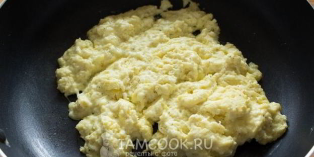 бутерброды с яичницей-болтуньей