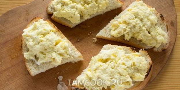бутерброды с яичницей-болтуньей