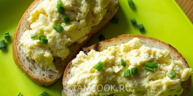 бутерброды с яичницей-болтуньей