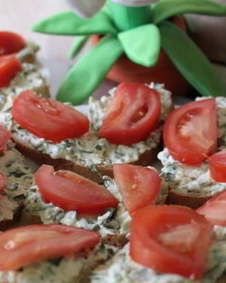 Бутерброды с зеленью и помидорами