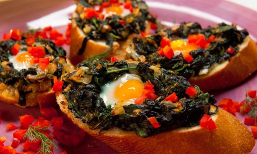 Рецепт бутербродов со шпинатом и перепелиным яйцом