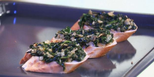 бутерброды со шпинатом и перепелиным яйцом