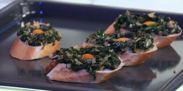 бутерброды со шпинатом и перепелиным яйцом