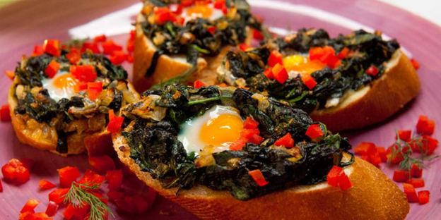 бутерброды со шпинатом и перепелиным яйцом