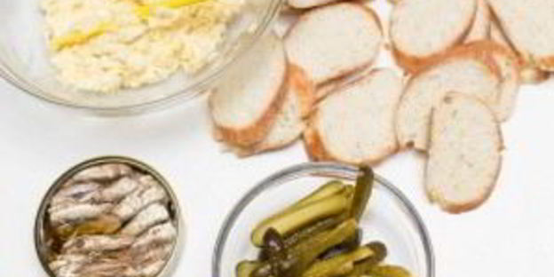 бутерброды со шпротами и соленым огурцом