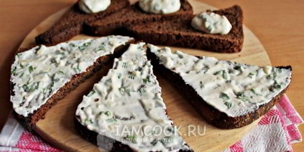 бутерброды со шпротами с черным хлебом