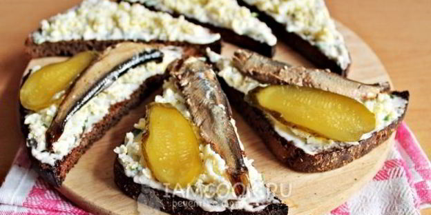 бутерброды со шпротами с черным хлебом