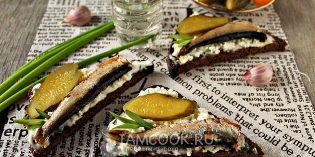 бутерброды со шпротами с черным хлебом