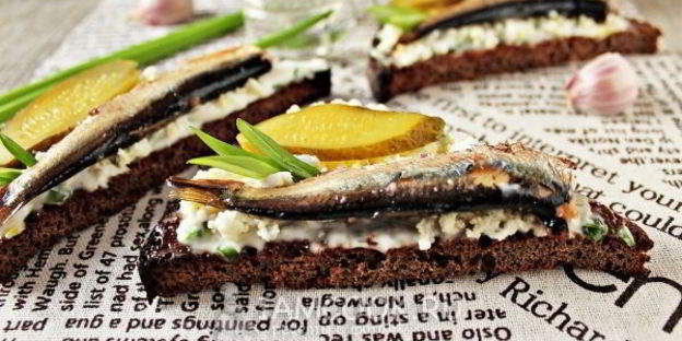 бутерброды со шпротами с черным хлебом