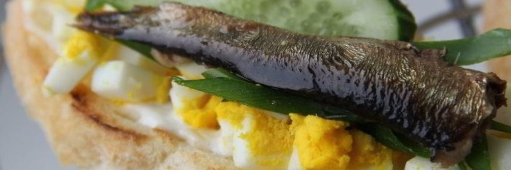 Бутерброды со шпротами, яйцом и огурцом
