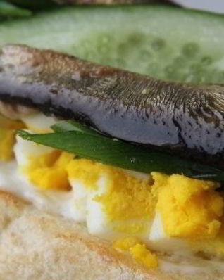 Бутерброды со шпротами, яйцом и огурцом