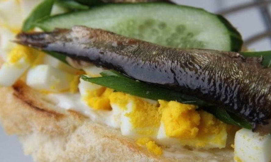 Рецепт бутербродов со шпротами, яйцом и огурцом