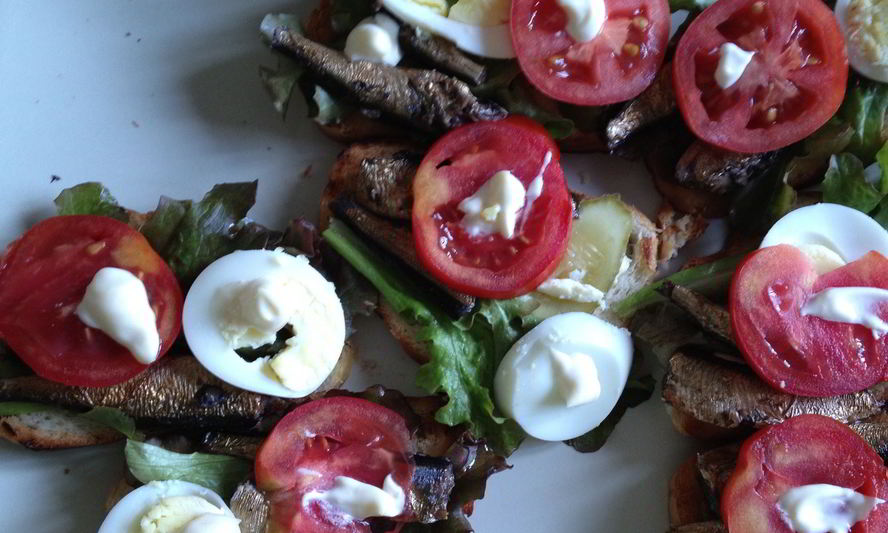 Рецепт бутербродов со шпротами, яйцом и помидорами