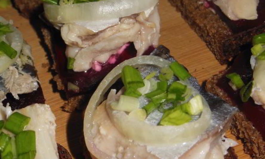 Рецепт бутербродов со скумбрией быстрого домашнего посола