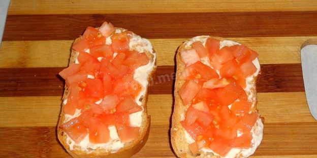 бутерброды в духовке с помидорами