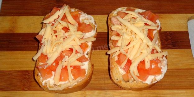 бутерброды в духовке с помидорами