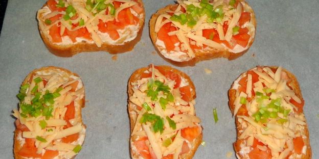 бутерброды в духовке с помидорами