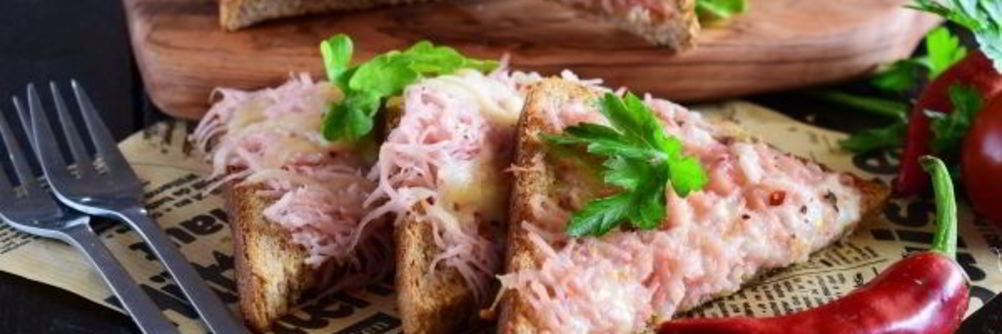 Горячие бутерброды с колбасой и сыром в духовке