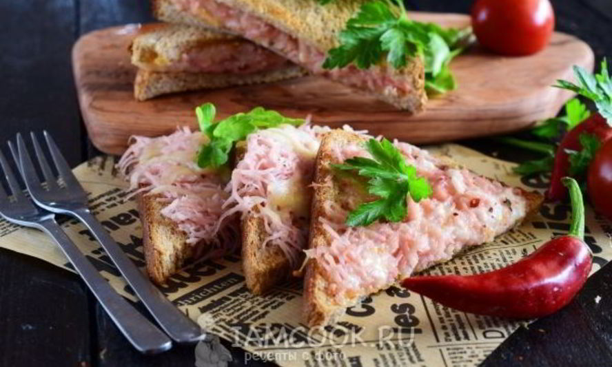 Рецепт горячих бутербродов с колбасой и сыром в духовке