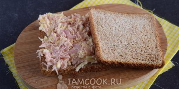 горячие бутерброды с колбасой и сыром в духовке