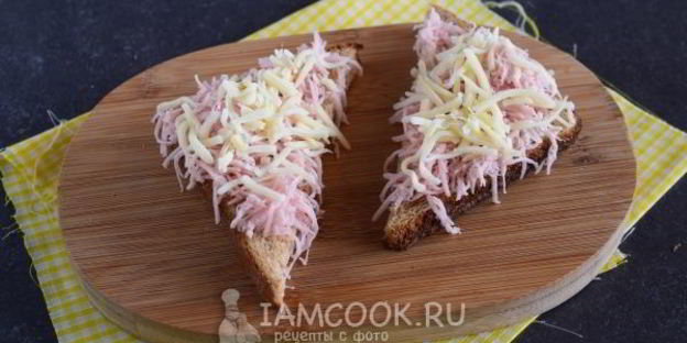 горячие бутерброды с колбасой и сыром в духовке