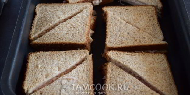 горячие бутерброды с колбасой и сыром в духовке