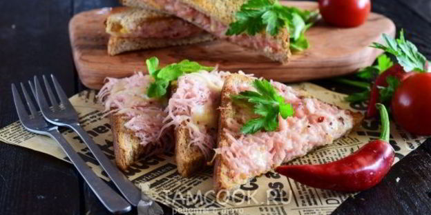 горячие бутерброды с колбасой и сыром в духовке